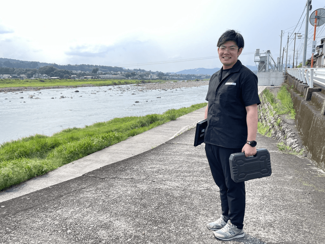 PCを持ったDaiju.techのスタッフ