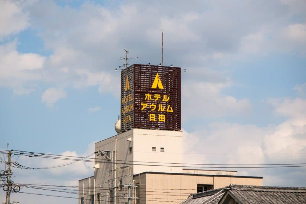 ホテルアウルム様 塔屋看板リニューアル 自立看板 ウィンドウサイン - 1