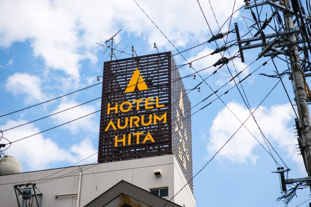 ホテルアウルム様 塔屋看板リニューアル 自立看板 ウィンドウサイン - サムネイル 2